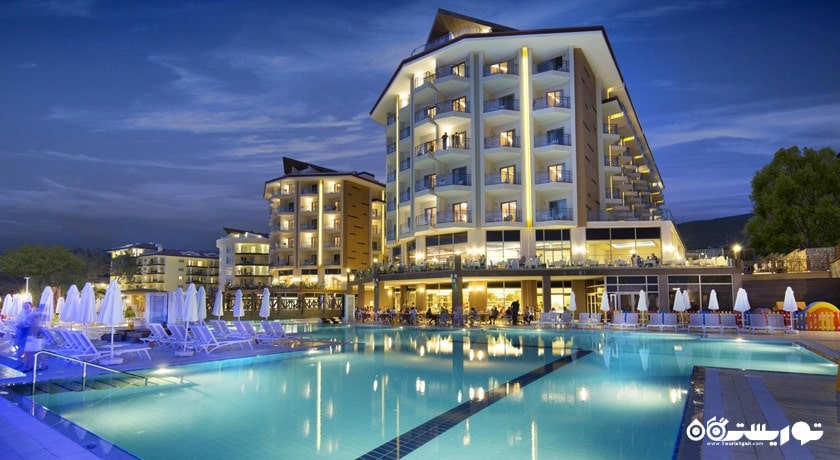 نمای استخر روباز و ساختمان هتل